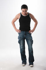 组图：董易晋调皮性感写真曝光 阳光男孩也魅惑