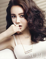 组图：韩国女艺人黄宇瑟慧身着内衣拍珠宝写真