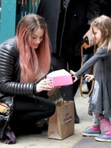 组图：德普未婚妻艾梅柏片场赶拍 化身粉发妖姬