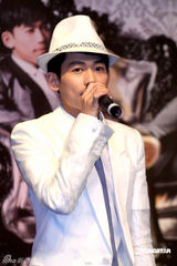 幻灯：苏醒推出新专辑 师兄王力宏录VCR祝福