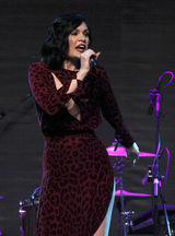 组图：杰西-J双开衩红裙PK凯莉-米洛