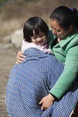 组图：《爸爸》萌娃当家照顾宝宝 kimi意外落水