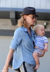 组图：詹纽瑞-琼斯抱娃出门 潮妈范儿气场超强