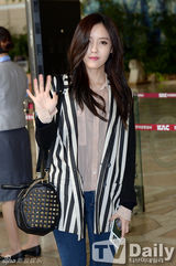 组图：T-ara孝敏便装赴日 长发披肩显女人味