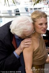 幻灯：《蒙彼利埃公主》记者会 导演轻吻女主演香肩