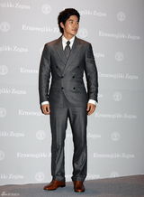 高清图：东方神起郑允浩等亮相派对 着正装型男范儿