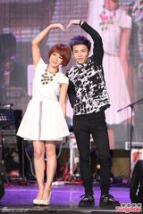 组图：江美琪小宇合作音乐会巧遇台风