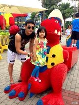 组图：陆毅携女开心出游 帅爸萌娃幸福有爱