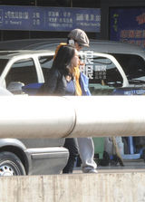 组图：蒋雯丽低调打扮回京 煲电话粥心情不错