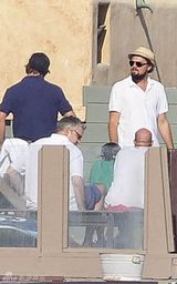 组图：莱昂纳多家中办派对 与友人共度阳光周末