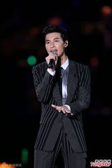 组图：严爵个唱秀舞技 打死不肯脱衣露腹肌