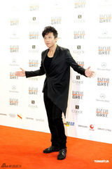 组图：巩新亮化身野性美人鱼  李菲儿透视装抢镜