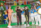 组图：Crayon Pop戴头盔现身握手会 大跳热舞