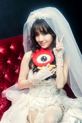 高清组图：韩星李贞贤发新曲披婚纱对话新浪