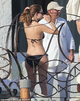 组图：玛丽亚-曼努诺三点式涂防晒霜 性感撩人