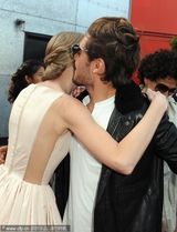 组图：斯威夫特和埃夫隆宣传新片亲密拥吻