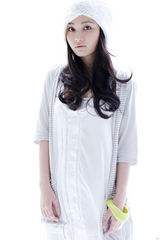 高清组图：姚笛纯白唯美写真 卷发戴帽俏皮可爱