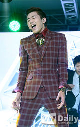 组图：Rainbow献唱音乐博览会 Tasty兄弟登台