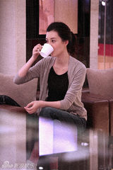 组图：车晓婚后低调复出 精心装扮逛珠宝行