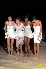 组图：黑珍珠坎贝尔性感亮相派对 高叉裙秀长腿