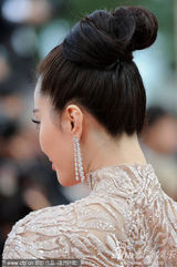 组图：范冰冰戛纳走秀 发髻复古蕾丝礼服妩媚优雅