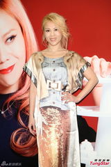 组图：蔡健雅出书自嘲厚脸皮 青峰上门讨甜点