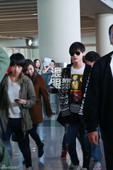 组图：李宇春黑超潮装抵京 26日登上海开唱