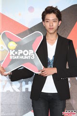 组图：CNBLUE李正信帅气赴台 玩快闪歌迷失望