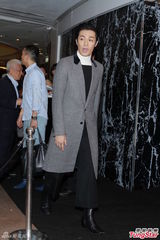 组图：容祖儿深V露黑色内衣 演唱会要玩大尺度