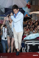 组图：隋棠出席影迷签书会 看淡感情不过情人节