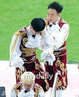 组图：刘在锡朴明秀等担任足球比赛啦啦队