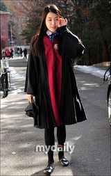 组图：韩国女歌手IU回母校参加高中毕业典礼