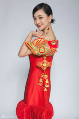 组图：杨蓉新春时尚写真 着优雅灯笼小礼服拜年