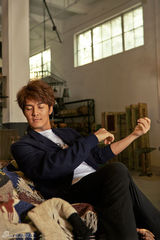 组图：吴克羣封面大片曝光 演绎音乐诗人