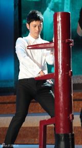 幻灯图：黄晓明带病宣传《叶问2》 后台勤练咏春