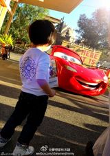 组图：微镜头下的小小志 呆萌可爱完胜童颜老爸