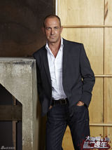 高清图：《大海啸之鲨口逃生》曝主创全家福