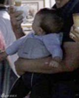 组图：佩内洛普克鲁兹幼子首曝光 吃冰淇淋逛街悠闲