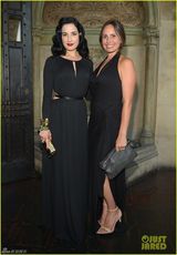 组图：脱衣舞娘蒂塔万提斯黑裙冷艳