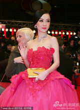 组图：霍思燕红裙现身电影节红毯 不惧严寒秀美背