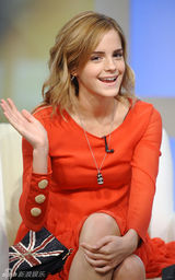 高清：艾玛-沃特森参与访谈 穿小红裙甜美俏皮