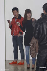 组图：佟大为关悦夫妇参观艺术展 章子怡嫂子陪同