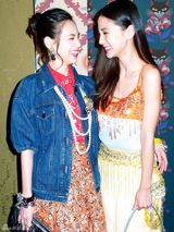 组图：Angelababy(杨颖)携手水原希子出席品牌活动