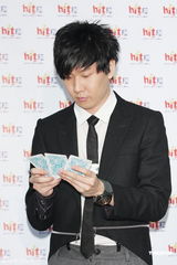 组图：林俊杰新碟抢攻明年金曲奖 公司下禁爱令