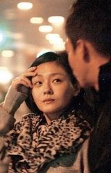 组图：大S素颜约会汪小菲 戴花俏丽紧牵爱郎手