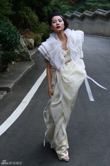 高清图：高圆圆韩国拍摄芭莎写真工作花絮5