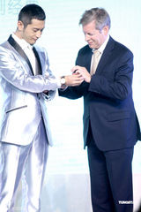 高清组图：黄晓明出席某活动 怀旧经典装出席