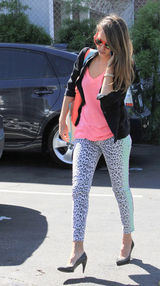 组图：杰西卡-阿尔芭街拍豹纹裤抢眼