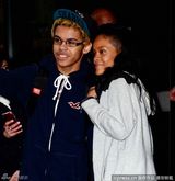 组图：蕾哈娜运动造型素颜外出 与神似旧爱粉丝合影