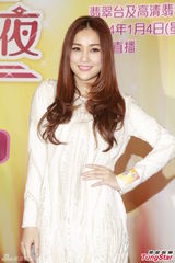 组图：谢安琪纯白短裙秀裸背 缺席谢TVB体谅